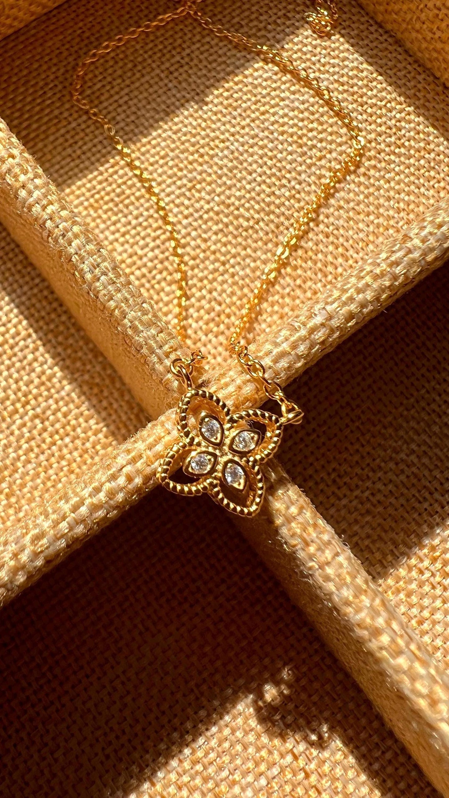 Flower Necklace ,Dainty Necklace ,Small Gold Flower Layering Necklace,Bridesmaid Necklace ,Tiny Necklace,Floral Necklace