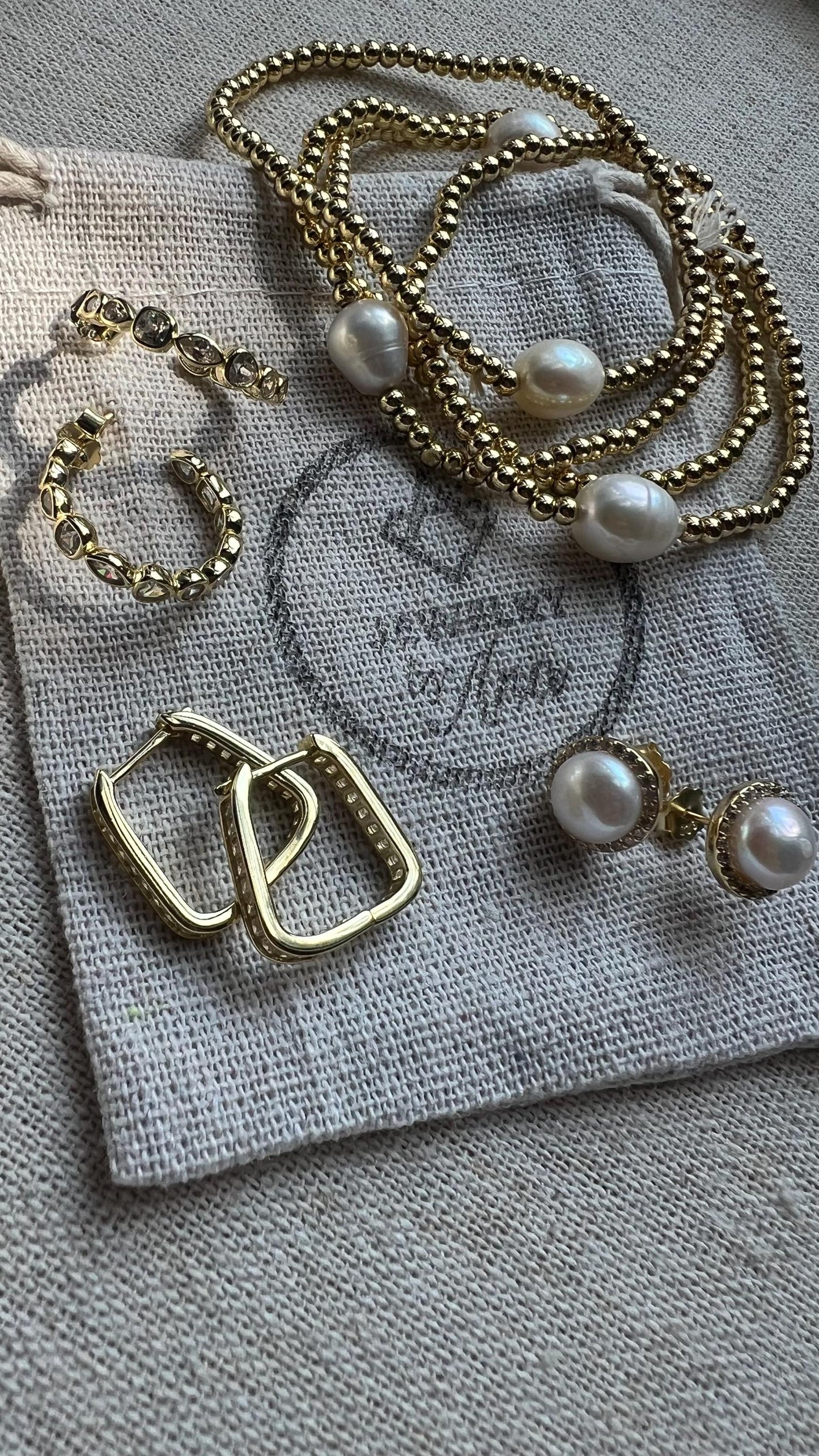 Pearl Stud Earrings,Gold Stud Earrings Classic Earrings Studs ,Bridesmaid gift bridal earrings wedding jewelry half round pearl studs